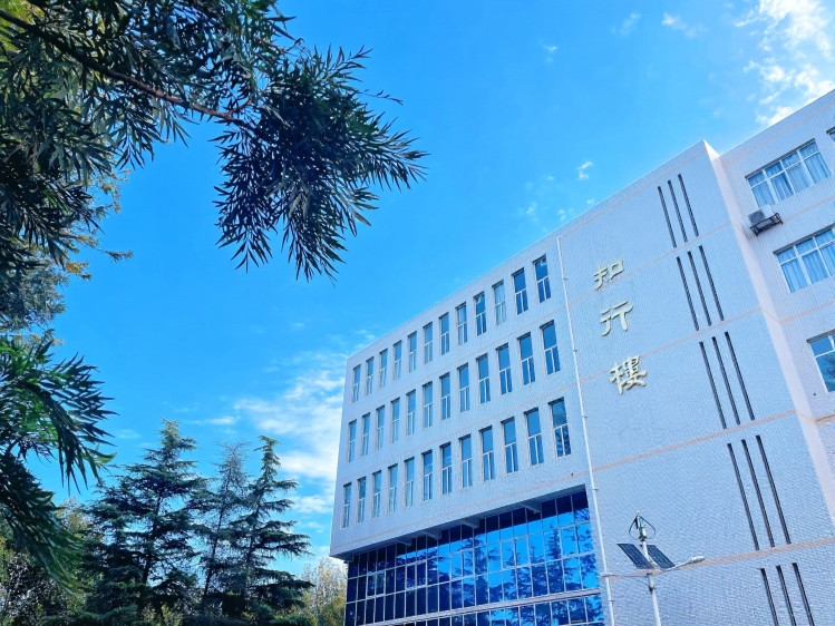 晨光下的知行楼-胡诚