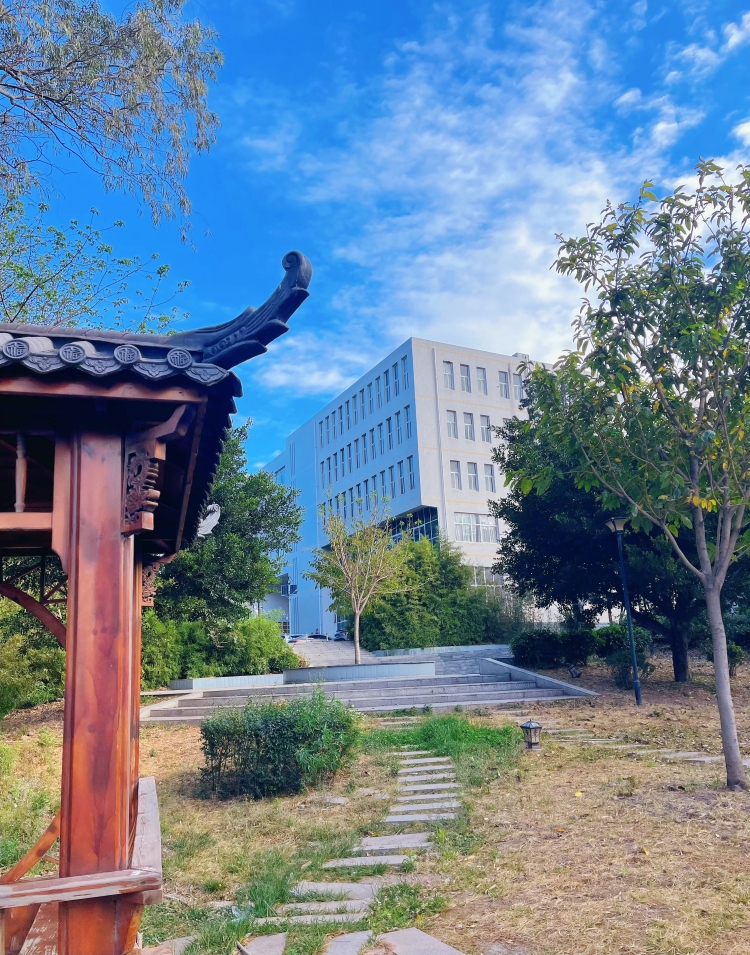 通往实训室的路-胡诚