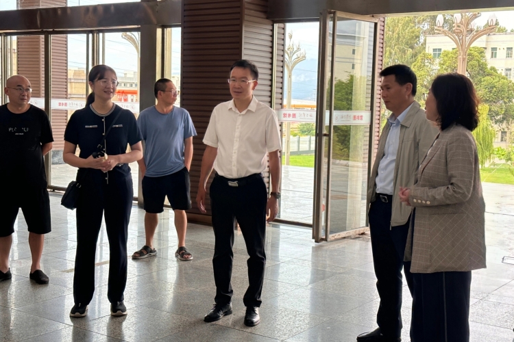 20250825开学前朱书记袁校检查装修成果(2) 20250825开学前朱书记袁校检查装修成果(2)