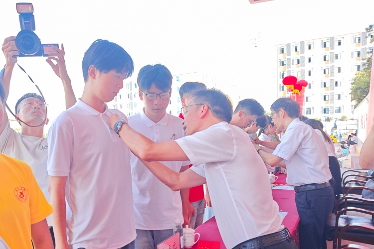 佩校徽朱占元 佩校徽朱占元